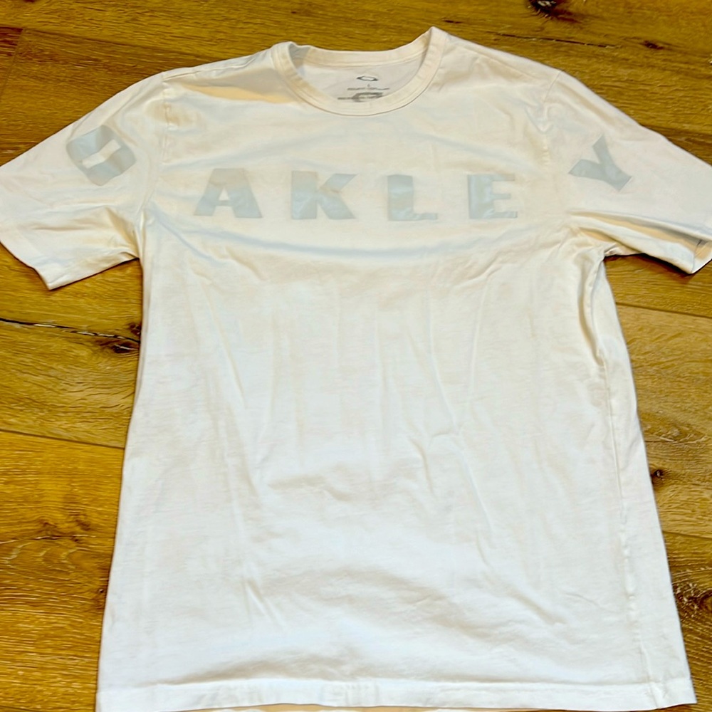 Men’s Oakley tshirt